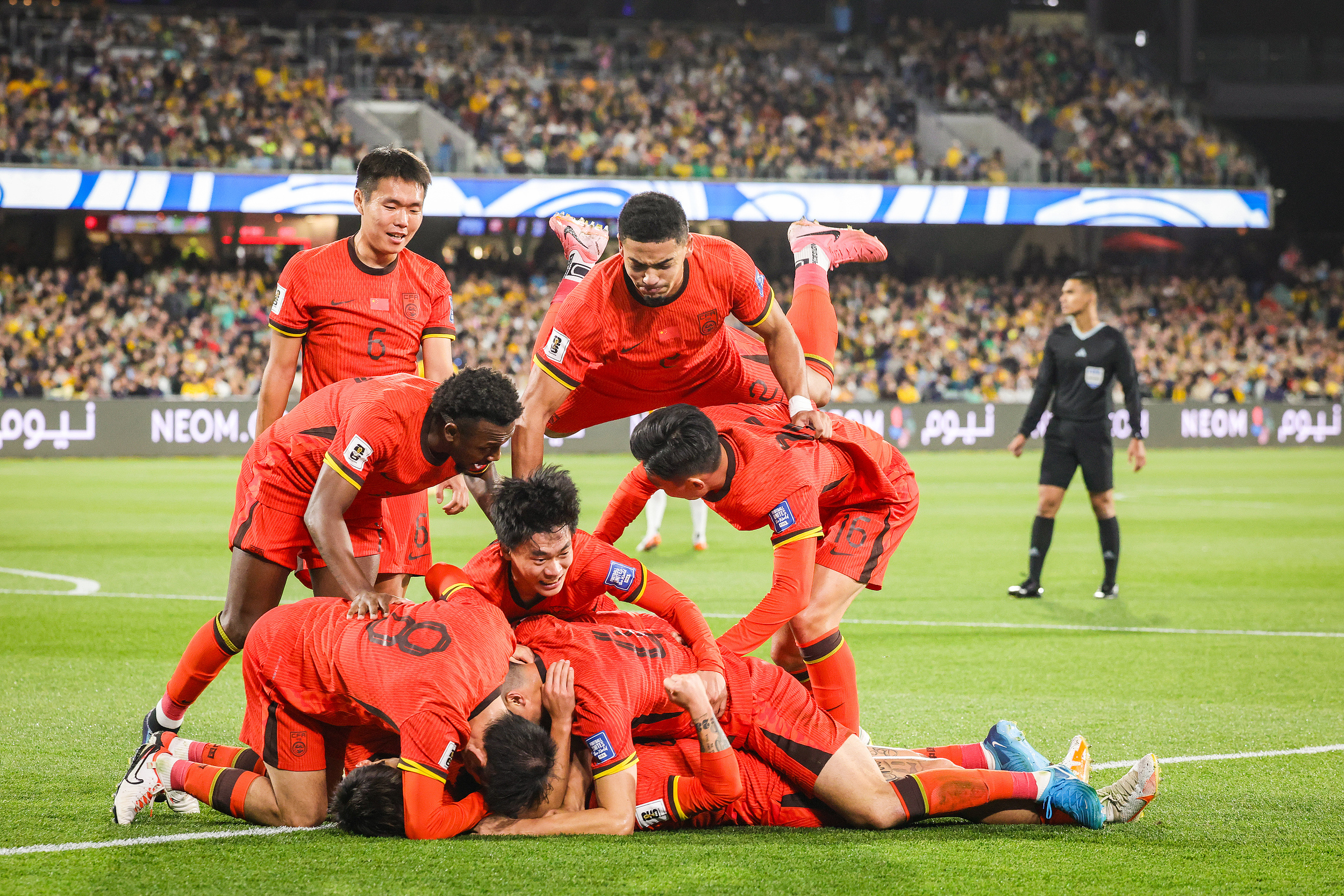 金年会官方网站-皇家马德里训练开放日，国际比赛日伤情更新引欢呼，全明星赛在即，控场能力受关注