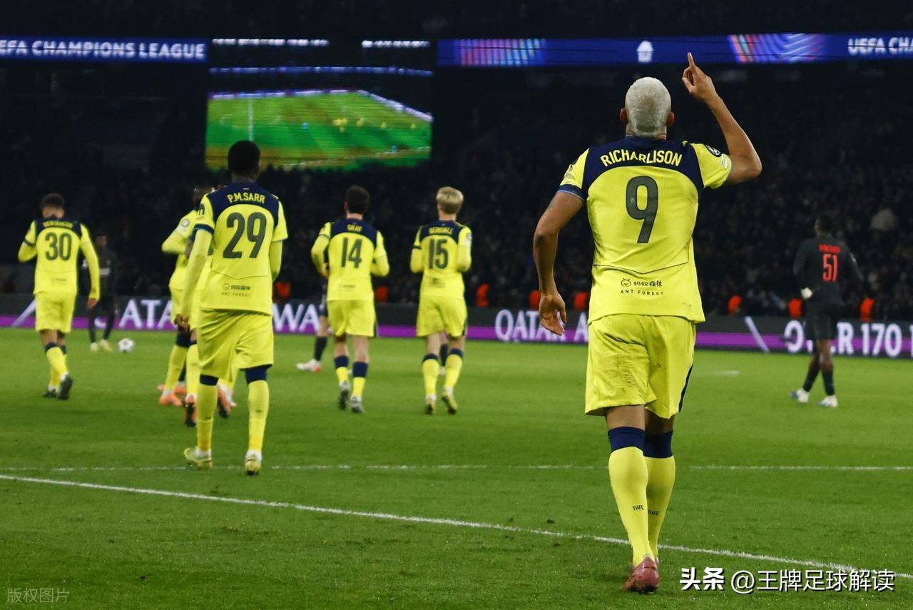 金年会官方网站-埃因霍温训练开放日；国际比赛日远射贴柱引欢呼；英超在即；身体对抗强度拉满